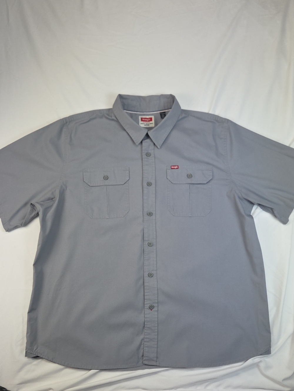 Wrangler Men's Short Sleeve Button-Down Shirt in Gray
